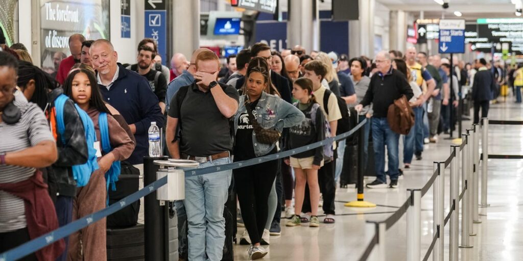TSA workers are getting paid again, but airport chaos isn’t going anywhere TSA workers are getting paid again, but airport chaos isn’t going anywhere