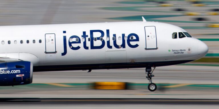 JetBlue hikes fees for checked bags, citing ‘rising operating costs’ JetBlue hikes fees for checked bags, citing ‘rising operating costs’