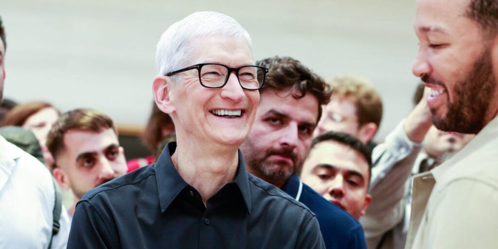The 10 best memes we’ve seen about Tim Cook stepping down as Apple CEO