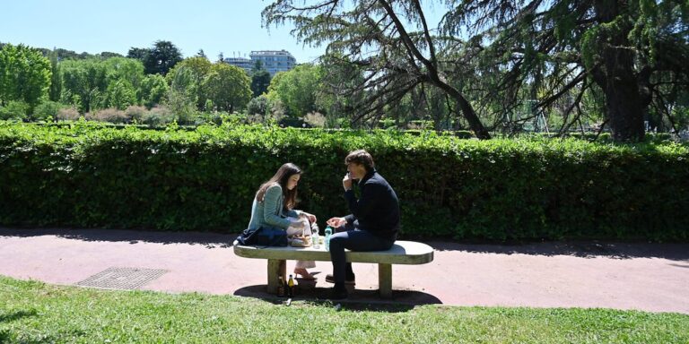 Americans say they are dating less as the average cost of a night out exceeds 0