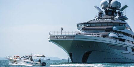 A 0 million Russian superyacht managed to sail through the blockaded Strait of Hormuz