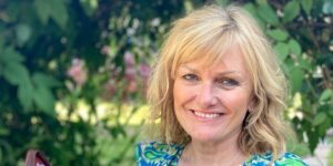 I quit fast-paced journalism to care for my sick mom. My experience in both led me to become a celebrant at funerals.