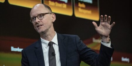 Apollo’s chief economist says he sees ‘zero evidence’ of AI-related job losses, even as CEOs cite the tech in layoffs