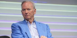 Arizona students boo former Google CEO Eric Schmidt as he talks about AI during graduation speech Arizona students boo former Google CEO Eric Schmidt as he talks about AI during graduation speech