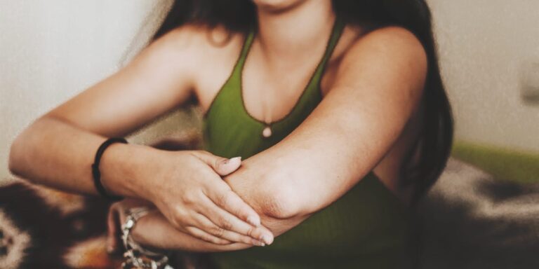 I’m a doctor — these subtle desk habits could be causing your elbow pain