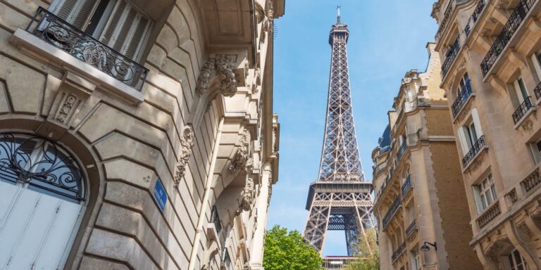 I worked as a tour guide in Paris. Here are the 5 biggest mistakes I saw tourists make.