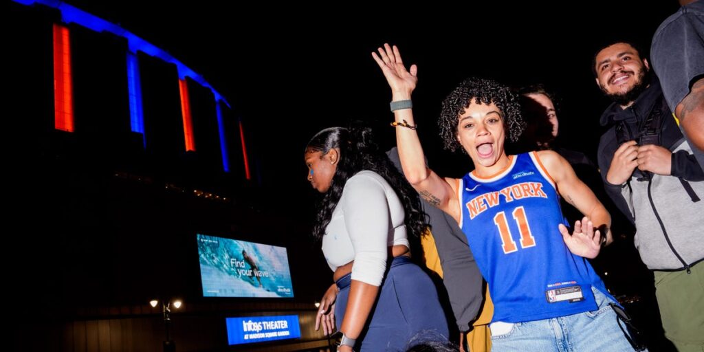 The Knicks are auctioning a pair of courtside tickets. The current bid is half a million dollars.