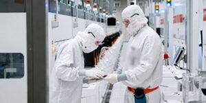 I visited Intel’s robot-run AI chip factory, where the biggest danger is human skin and hair I visited Intel’s robot-run AI chip factory, where the biggest danger is human skin and hair