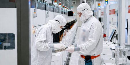 I visited Intel’s robot-run AI chip factory, where the biggest danger is human skin and hair I visited Intel’s robot-run AI chip factory, where the biggest danger is human skin and hair