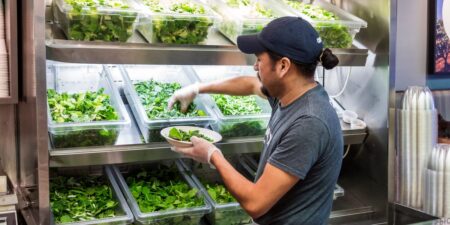 Salad bowl chains are flexing that they don’t serve iceberg lettuce anyway Salad bowl chains are flexing that they don’t serve iceberg lettuce anyway
