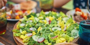 Missing your summer salads? Here’s when experts think it’s safer to eat leafy greens again. Missing your summer salads? Here’s when experts think it’s safer to eat leafy greens again.