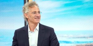 Alex Karp rings the alarm for salespeople, saying Palantir’s teams crushed earnings with a ‘miniscule and shrinking’ head count Alex Karp rings the alarm for salespeople, saying Palantir’s teams crushed earnings with a ‘miniscule and shrinking’ head count