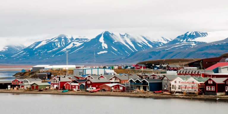 See what life is like in the world’s northernmost town, where it’s dark for 4 months a year and polar bears roam free See what life is like in the world’s northernmost town, where it’s dark for 4 months a year and polar bears roam free
