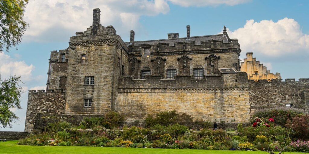 As a local, I’ve visited many of Scotland’s castles. There are 4 that tourists shouldn’t miss — and one that I’d skip.