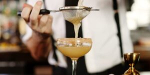 A bartender shares the 5 red flags she always looks for at a bar