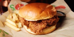 I tried Chili’s crispy chicken sandwich, which is driving sales. It showed me why the chain is winning the value wars.