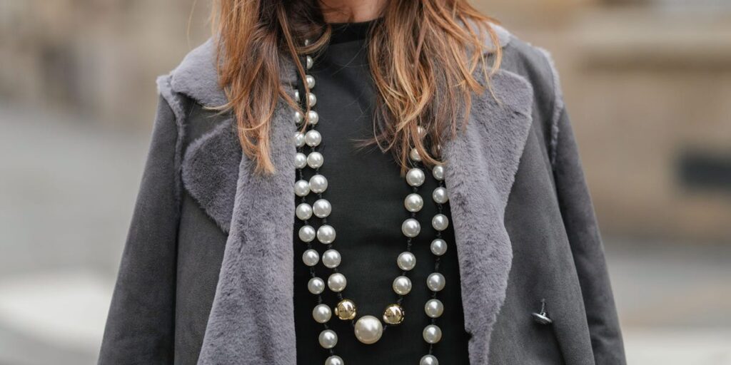 5 jewelry trends that are in right now and 4 that are out, according to jewelers and stylists 5 jewelry trends that are in right now and 4 that are out, according to jewelers and stylists