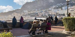 The 15 countries with the highest life expectancies — and the 15 with the lowest