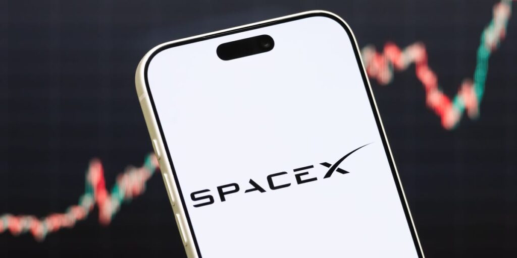 Elon Musk’s companies ordered to explain why they dropped antitrust claims against Apple