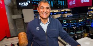 The CEO who leads one handwritten note at a time