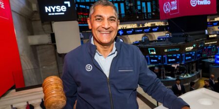The CEO who leads one handwritten note at a time