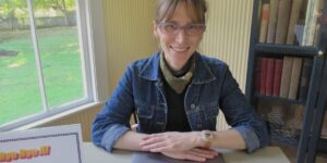This small town librarian offers a ‘Bye, Bye AI’ class to take AI off your phone. Now everyone wants in.