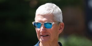 Tim Cook scores million pay deal to stay on as Apple’s chairman Tim Cook scores million pay deal to stay on as Apple’s chairman