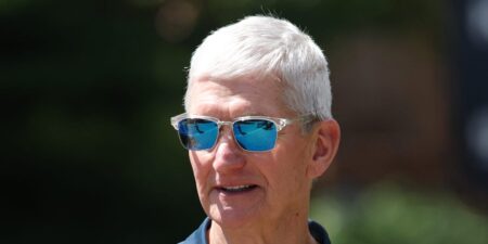 Tim Cook scores million pay deal to stay on as Apple’s chairman Tim Cook scores million pay deal to stay on as Apple’s chairman